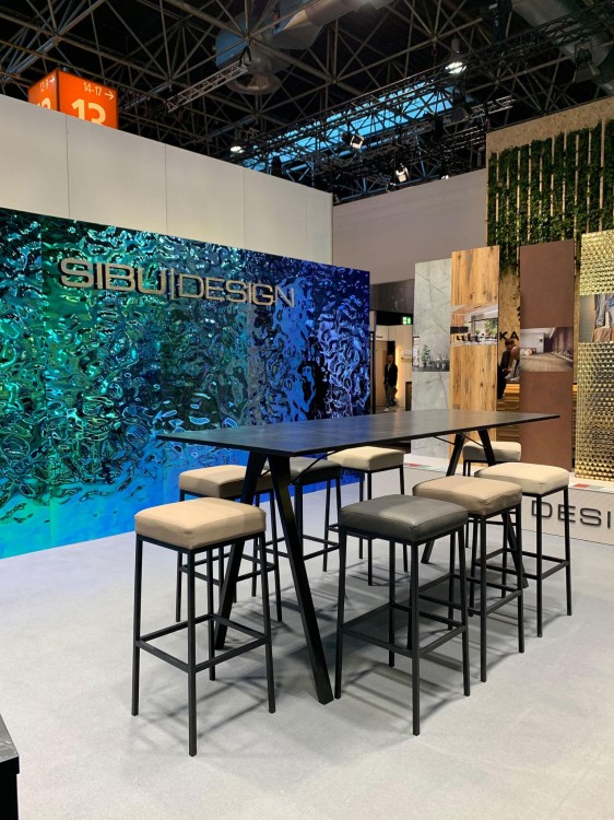 Messestand_Euroshop-SL-OCEAN1-lustro-plywajace-sibu-mata-tapeta-okladzinaa-megaaranz.jpg